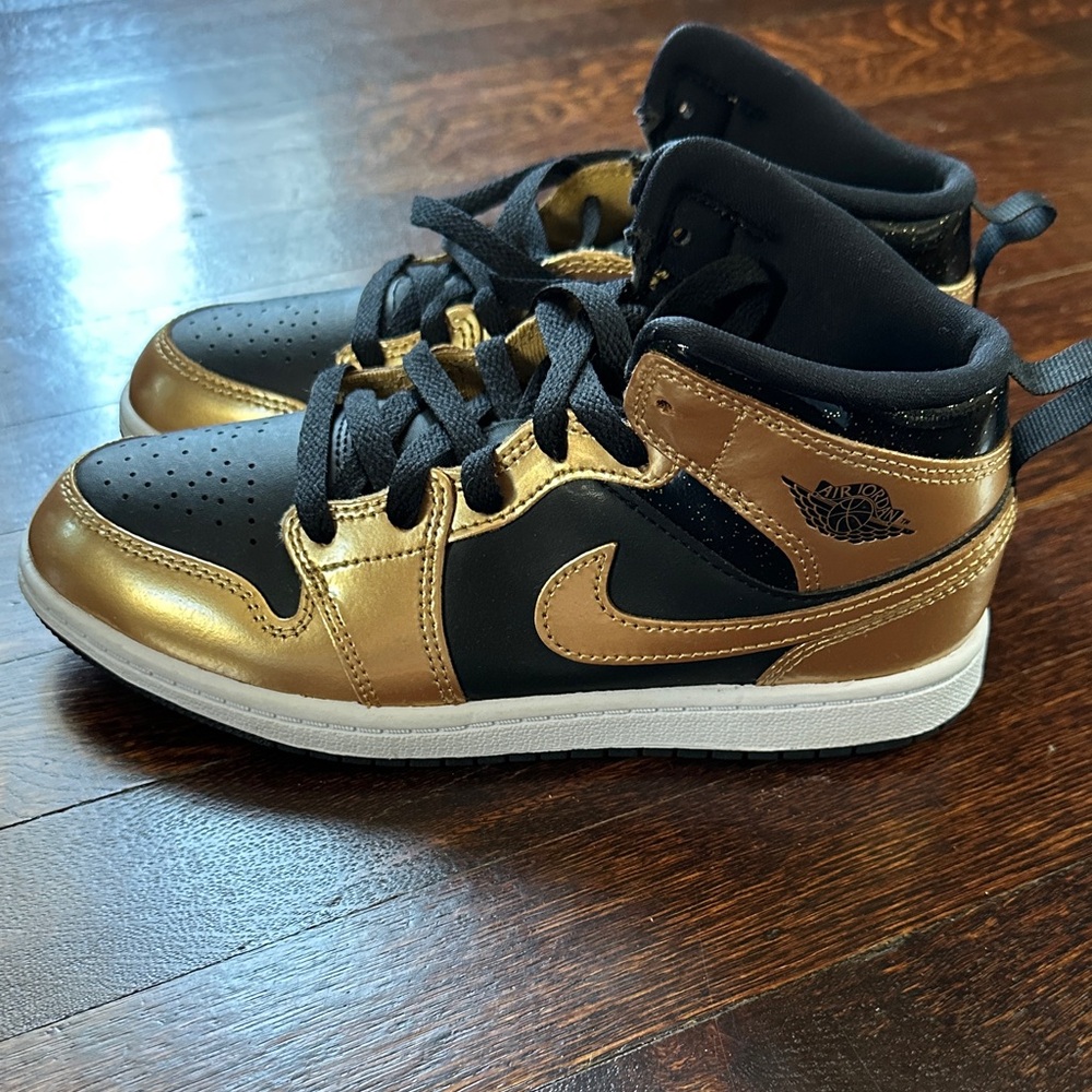 Nike Kids Black and Gold Sneakers brand new no box size 3y